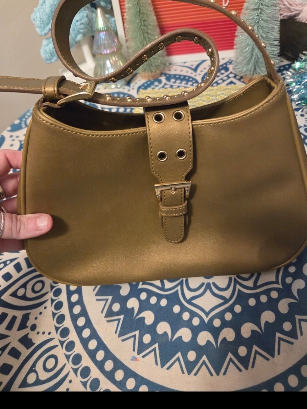 Small gold toned Liz Claiborne purse barely used clean shoulder bag